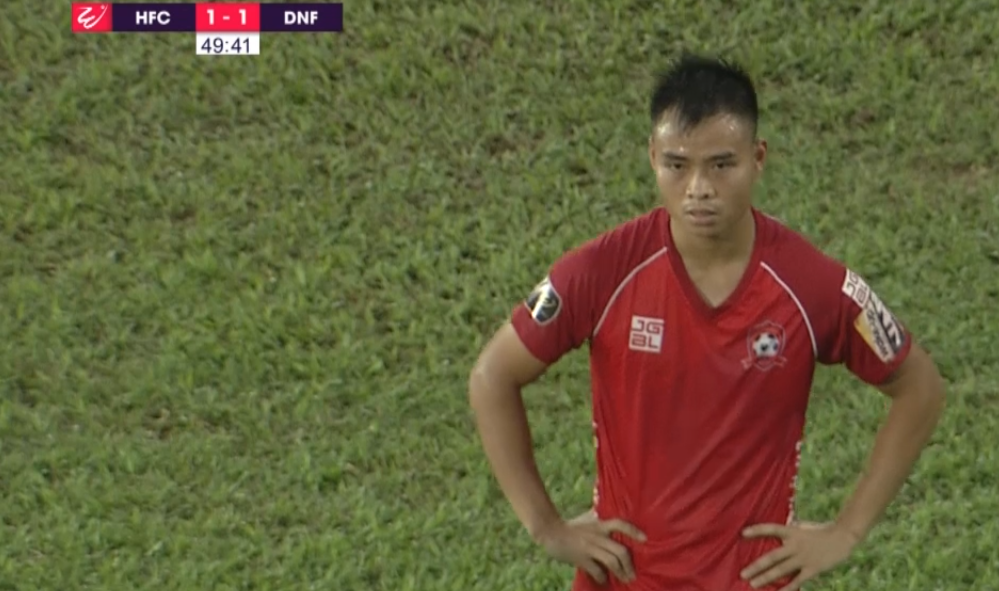 Sai lầm khó tin như trọng tài Premier League, vua áo đen Việt Nam may mắn kịp bẻ còi - Ảnh 1. Sai lầm khó tin như trọng tài Premier League, vua áo đen Việt Nam may mắn kịp bẻ còi - Ảnh 1.