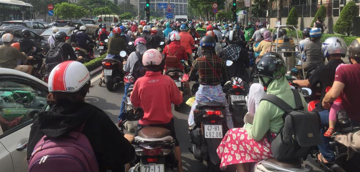 Người dân trở lại Sài Gòn, các nẻo đường ùn ứ kéo dài - Ảnh 1. Người dân trở lại Sài Gòn, các nẻo đường ùn ứ kéo dài - Ảnh 1.