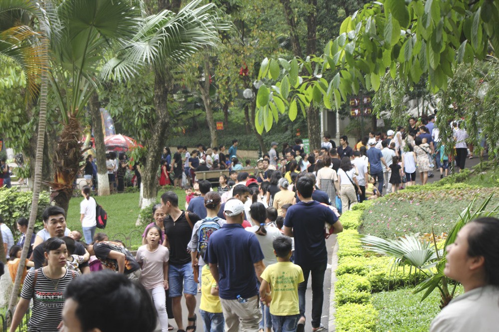 “Biển người” chen chân tại Vườn thú Thủ Lệ trong ngày cuối nghỉ lễ - Ảnh 2. “Biển người” chen chân tại Vườn thú Thủ Lệ trong ngày cuối nghỉ lễ - Ảnh 2.