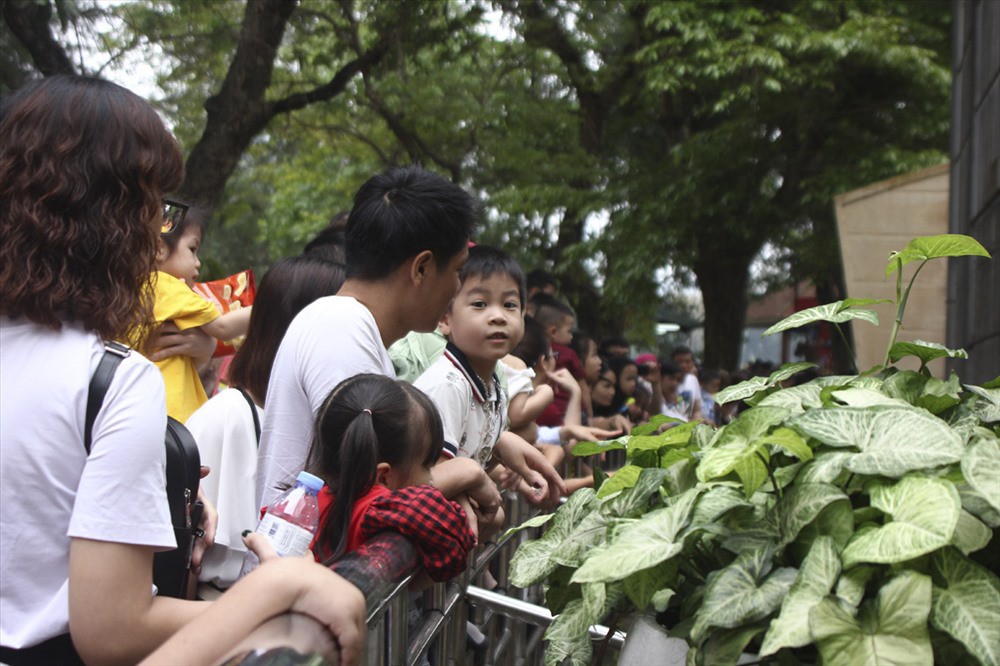 “Biển người” chen chân tại Vườn thú Thủ Lệ trong ngày cuối nghỉ lễ - Ảnh 5. “Biển người” chen chân tại Vườn thú Thủ Lệ trong ngày cuối nghỉ lễ - Ảnh 5.