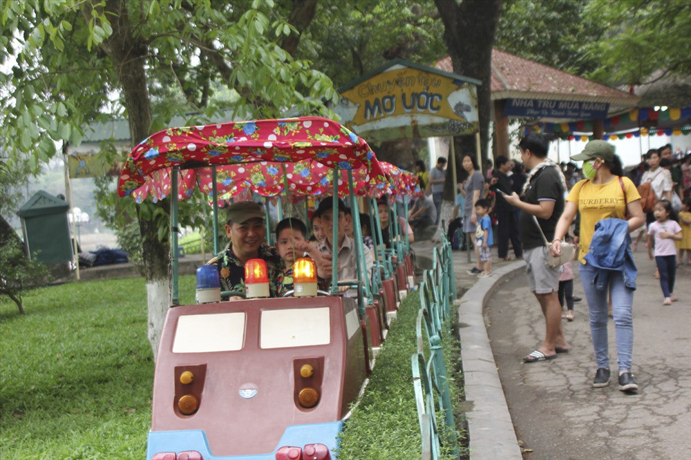 “Biển người” chen chân tại Vườn thú Thủ Lệ trong ngày cuối nghỉ lễ - Ảnh 7. “Biển người” chen chân tại Vườn thú Thủ Lệ trong ngày cuối nghỉ lễ - Ảnh 7.