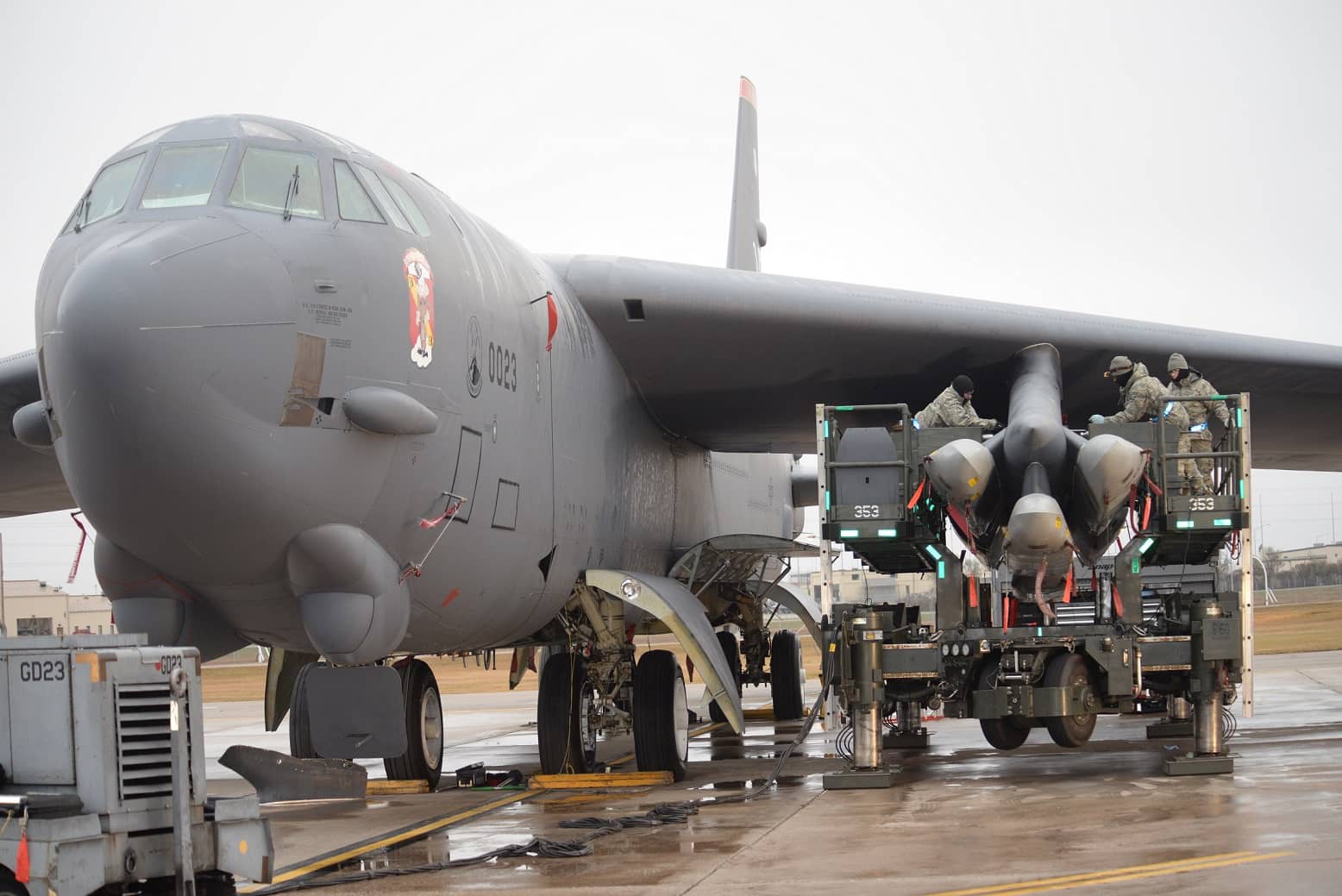Lão già B-52 Mỹ đấu với trai trẻ tên lửa S-400 Nga: Ai thắng ai - Câu trả lời gây sốc! - Ảnh 1. Lão già B-52 Mỹ đấu với trai trẻ tên lửa S-400 Nga: Ai thắng ai - Câu trả lời gây sốc! - Ảnh 1.