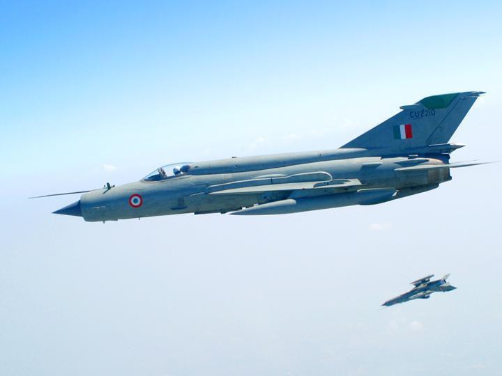 MiG-21 Ấn Độ bị Pakistan bắn hạ: Phi công tù binh sớm tung cánh trả hận! - Ảnh 1. MiG-21 Ấn Độ bị Pakistan bắn hạ: Phi công tù binh sớm tung cánh trả hận! - Ảnh 1.