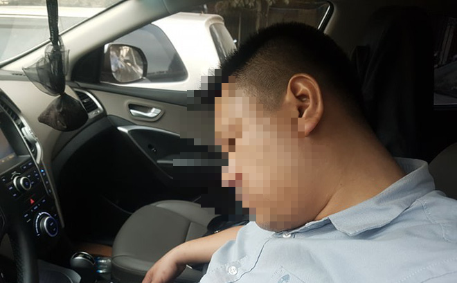 Dừng đèn đỏ, tài xế ở Hà Nội ngủ quên trong xe nửa giờ khiến CSGT phải cẩu cả xe và người - Ảnh 1.