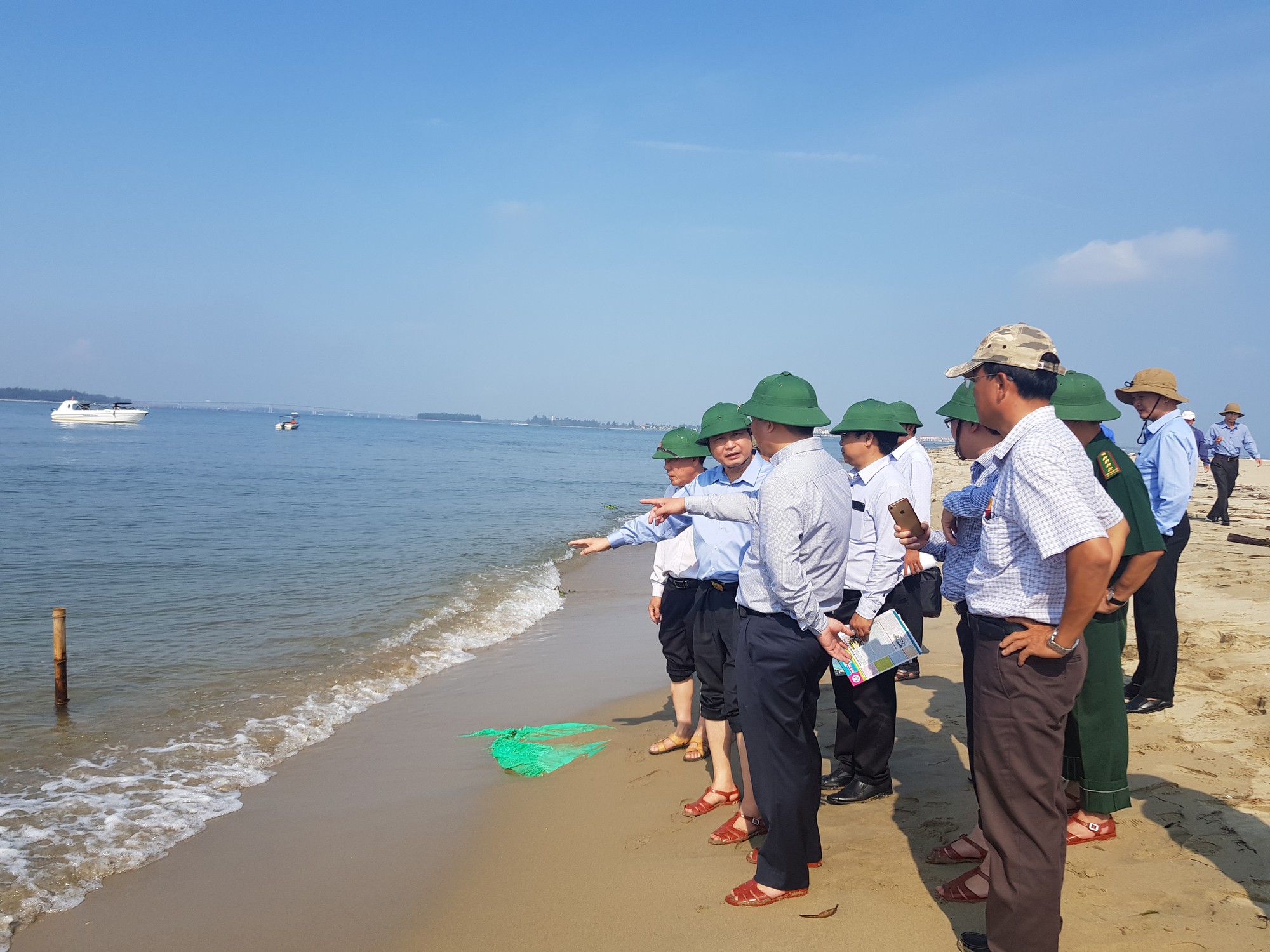Cận cảnh hòn đảo lạ mới xuất hiện ngoài biển khiến chính quyền Quảng Nam lúng túng - Ảnh 8. Cận cảnh hòn đảo lạ mới xuất hiện ngoài biển khiến chính quyền Quảng Nam lúng túng - Ảnh 8.