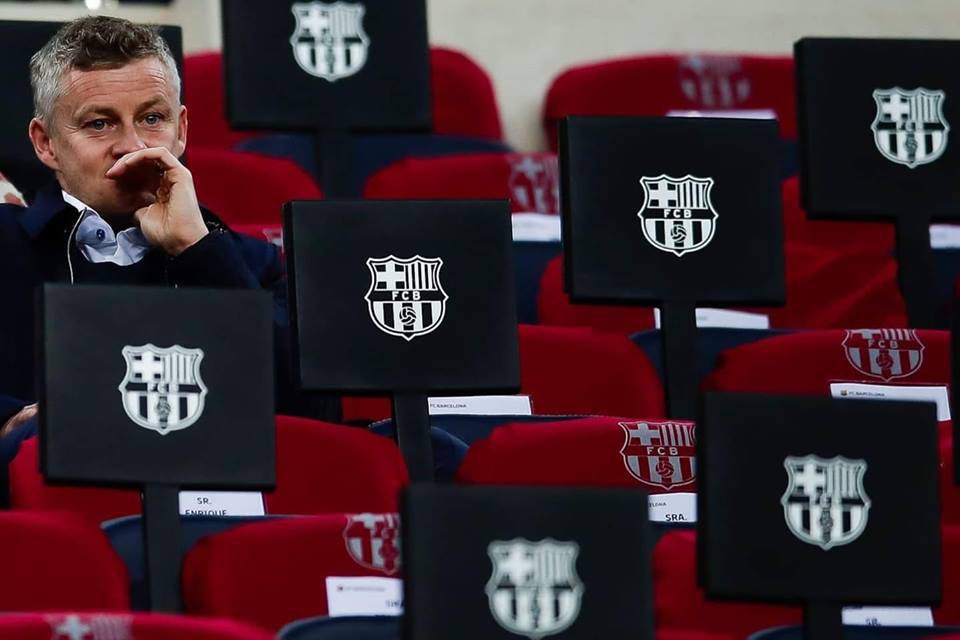 Solskjaer cười sảng khoái khi đi trinh thám Barcelona, fan MU trêu: Chắc đi xem cho vui, Barca đá thế sao chơi - Ảnh 2. Solskjaer cười sảng khoái khi đi trinh thám Barcelona, fan MU trêu: Chắc đi xem cho vui, Barca đá thế sao chơi - Ảnh 2.