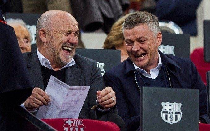 Solskjaer cười sảng khoái khi đi trinh thám Barcelona, fan MU trêu: Chắc đi xem cho vui, Barca đá thế sao chơi - Ảnh 3. Solskjaer cười sảng khoái khi đi trinh thám Barcelona, fan MU trêu: Chắc đi xem cho vui, Barca đá thế sao chơi - Ảnh 3.