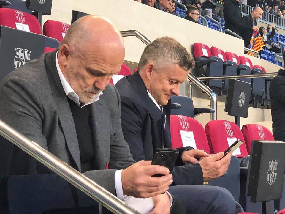 Solskjaer cười sảng khoái khi đi trinh thám Barcelona, fan MU trêu: Chắc đi xem cho vui, Barca đá thế sao chơi - Ảnh 4. Solskjaer cười sảng khoái khi đi trinh thám Barcelona, fan MU trêu: Chắc đi xem cho vui, Barca đá thế sao chơi - Ảnh 4.