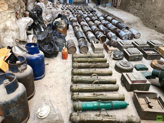 Quân cảnh Nga phát hiện một kho vũ khí của IS ở trại Yamouk, Damascus - Ảnh 2. Quân cảnh Nga phát hiện một kho vũ khí của IS ở trại Yamouk, Damascus - Ảnh 2.