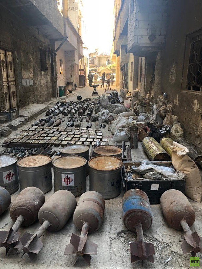 Quân cảnh Nga phát hiện một kho vũ khí của IS ở trại Yamouk, Damascus - Ảnh 4. Quân cảnh Nga phát hiện một kho vũ khí của IS ở trại Yamouk, Damascus - Ảnh 4.