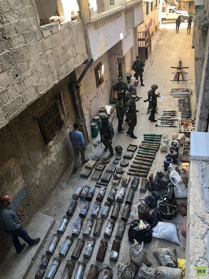 Quân cảnh Nga phát hiện một kho vũ khí của IS ở trại Yamouk, Damascus - Ảnh 6. Quân cảnh Nga phát hiện một kho vũ khí của IS ở trại Yamouk, Damascus - Ảnh 6.