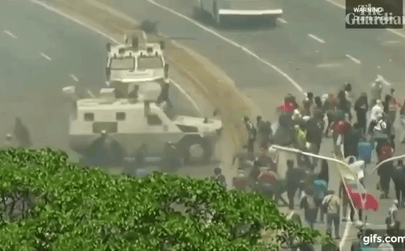 [VIDEO] Guardian: Xe quân sự chính phủ Venezuela phun vòi rồng, húc vào đám đông người biểu tình