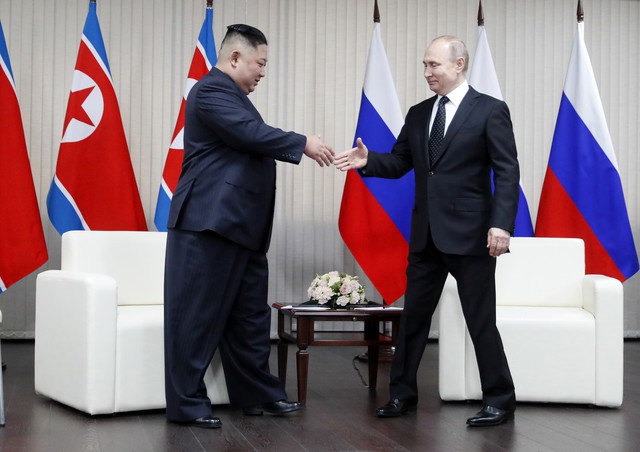 Tay bắt mặt mừng, nhưng Triều Tiên sẽ thất vọng với kế hoạch đưa ông Putin vào cuộc chơi? - Ảnh 1.