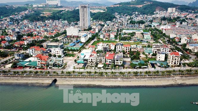 Đường ngắm vịnh đẹp nhất Hạ Long bất ngờ bị tôn che kín - Ảnh 6.