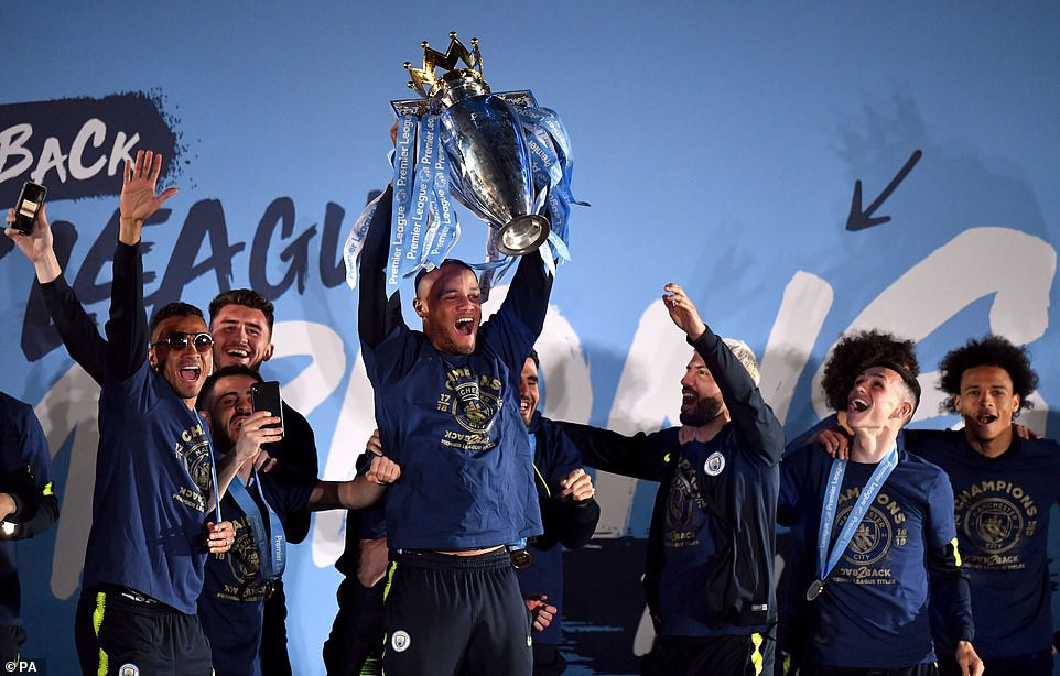 Man City lập sân khấu dã chiến, bắn pháo hoa rực rỡ ăn mừng với hàng nghìn CĐV ngay trong đêm - Ảnh 3. Man City lập sân khấu dã chiến, bắn pháo hoa rực rỡ ăn mừng với hàng nghìn CĐV ngay trong đêm - Ảnh 3.