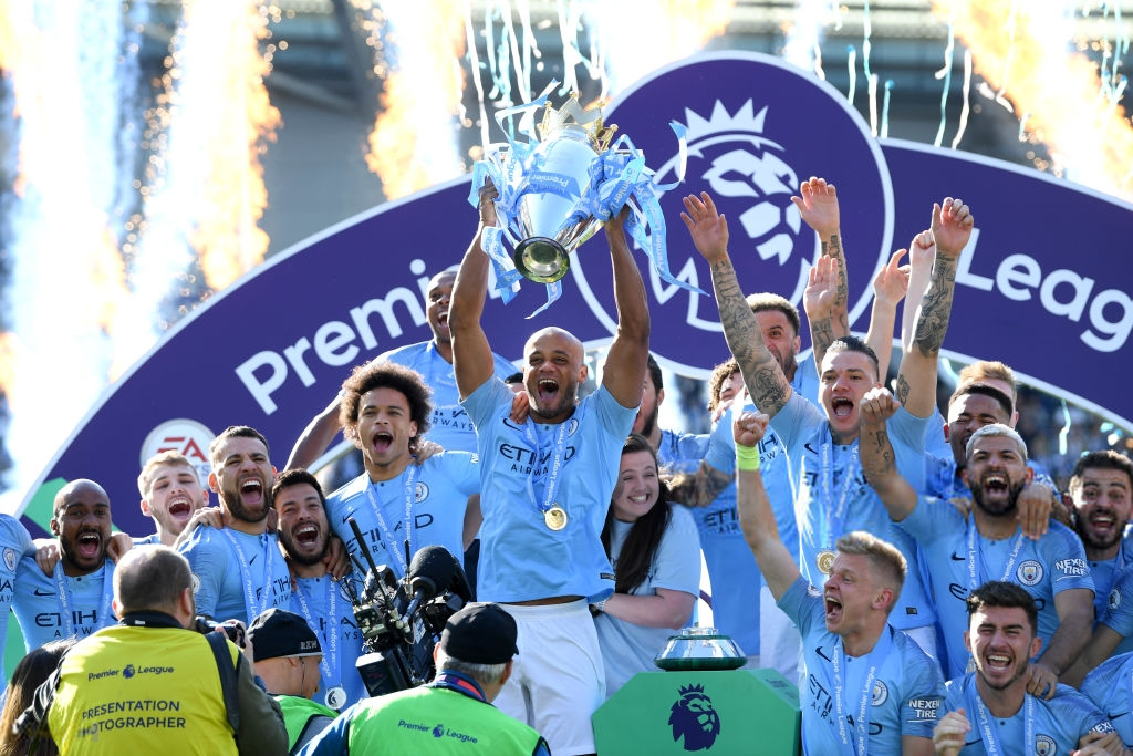 Man City lập sân khấu dã chiến, bắn pháo hoa rực rỡ ăn mừng với hàng nghìn CĐV ngay trong đêm - Ảnh 7. Man City lập sân khấu dã chiến, bắn pháo hoa rực rỡ ăn mừng với hàng nghìn CĐV ngay trong đêm - Ảnh 7.