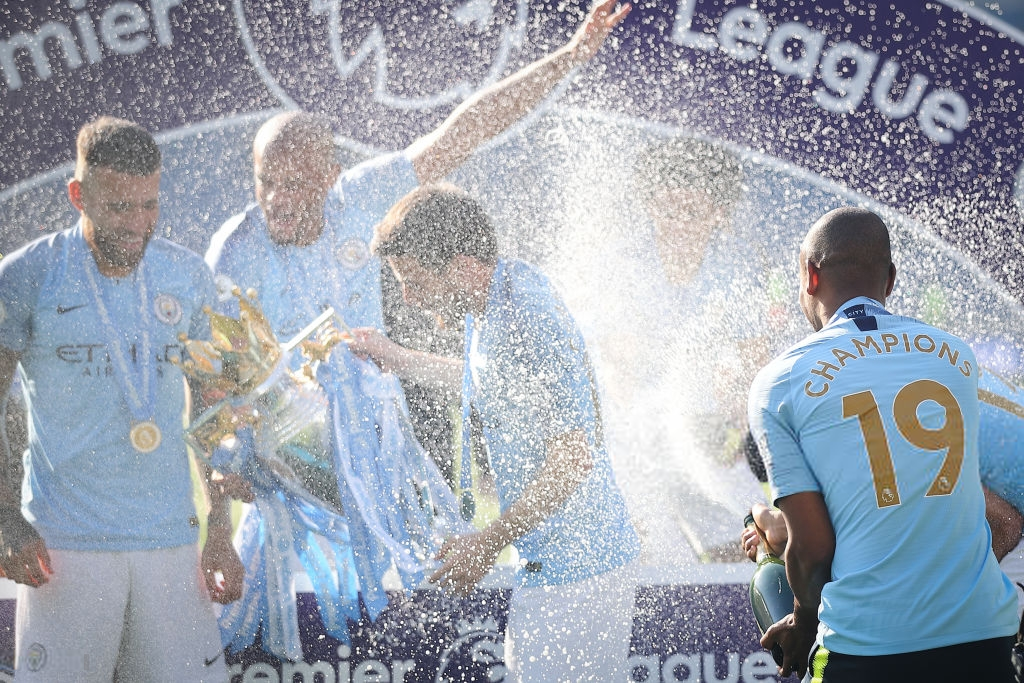 Man City lập sân khấu dã chiến, bắn pháo hoa rực rỡ ăn mừng với hàng nghìn CĐV ngay trong đêm - Ảnh 8. Man City lập sân khấu dã chiến, bắn pháo hoa rực rỡ ăn mừng với hàng nghìn CĐV ngay trong đêm - Ảnh 8.