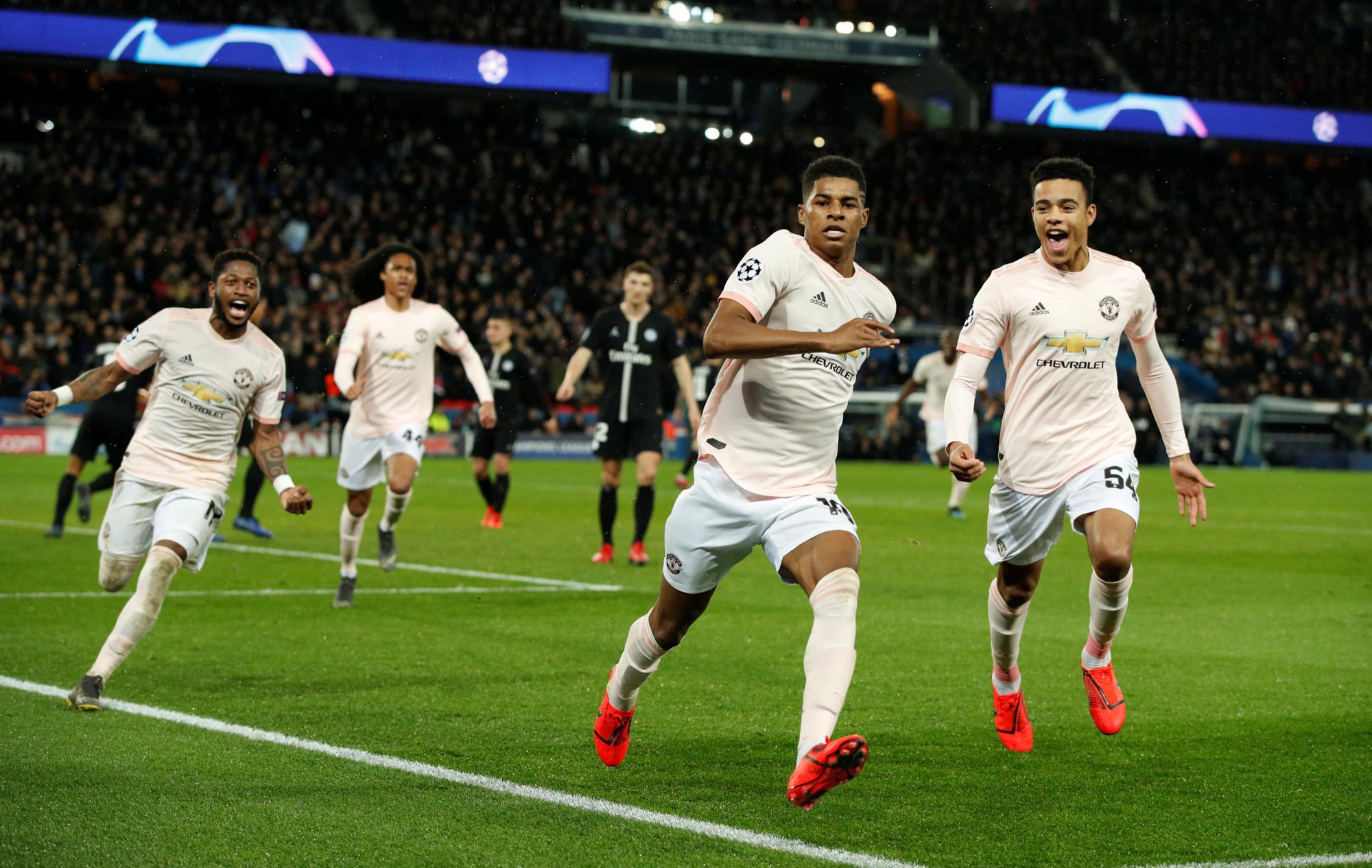 Man United hiện đang kém Man City bao nhiêu xa? - Ảnh 4. Man United hiện đang kém Man City bao nhiêu xa? - Ảnh 4.