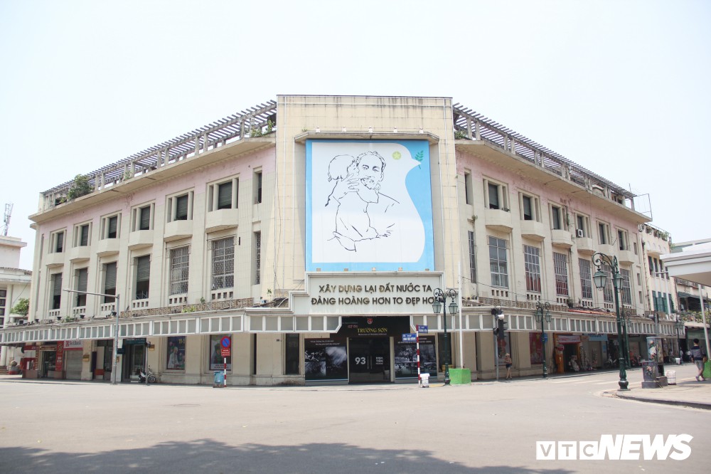Hà Nội nắng như đổ lửa, phố đi bộ Hồ Gươm vắng tanh dịp cuối tuần - Ảnh 1. Hà Nội nắng như đổ lửa, phố đi bộ Hồ Gươm vắng tanh dịp cuối tuần - Ảnh 1.