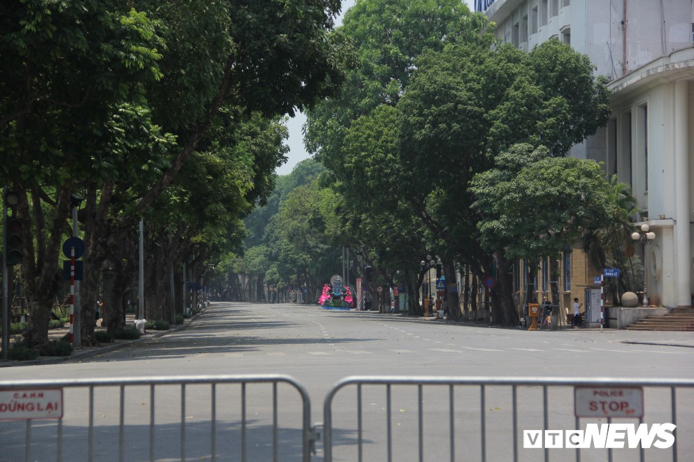 Hà Nội nắng như đổ lửa, phố đi bộ Hồ Gươm vắng tanh dịp cuối tuần - Ảnh 2. Hà Nội nắng như đổ lửa, phố đi bộ Hồ Gươm vắng tanh dịp cuối tuần - Ảnh 2.