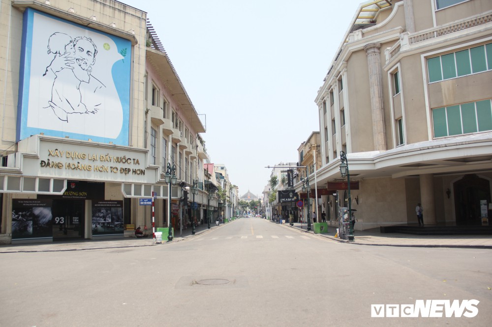 Hà Nội nắng như đổ lửa, phố đi bộ Hồ Gươm vắng tanh dịp cuối tuần - Ảnh 3. Hà Nội nắng như đổ lửa, phố đi bộ Hồ Gươm vắng tanh dịp cuối tuần - Ảnh 3.