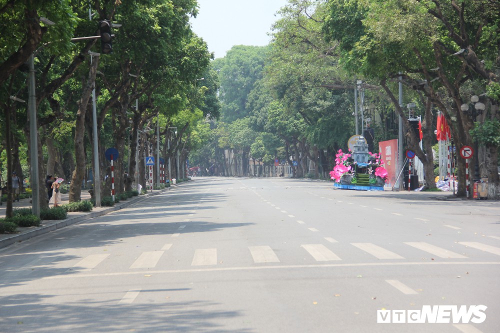 Hà Nội nắng như đổ lửa, phố đi bộ Hồ Gươm vắng tanh dịp cuối tuần - Ảnh 4. Hà Nội nắng như đổ lửa, phố đi bộ Hồ Gươm vắng tanh dịp cuối tuần - Ảnh 4.