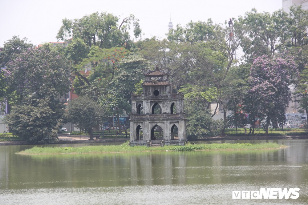 Hà Nội nắng như đổ lửa, phố đi bộ Hồ Gươm vắng tanh dịp cuối tuần - Ảnh 6. Hà Nội nắng như đổ lửa, phố đi bộ Hồ Gươm vắng tanh dịp cuối tuần - Ảnh 6.