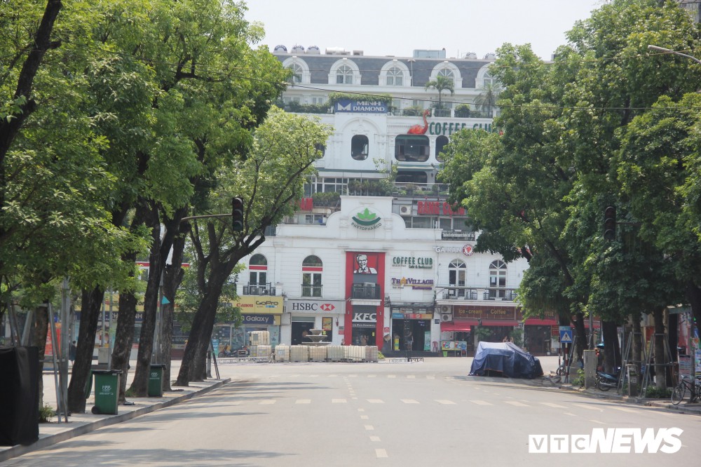 Hà Nội nắng như đổ lửa, phố đi bộ Hồ Gươm vắng tanh dịp cuối tuần - Ảnh 7. Hà Nội nắng như đổ lửa, phố đi bộ Hồ Gươm vắng tanh dịp cuối tuần - Ảnh 7.