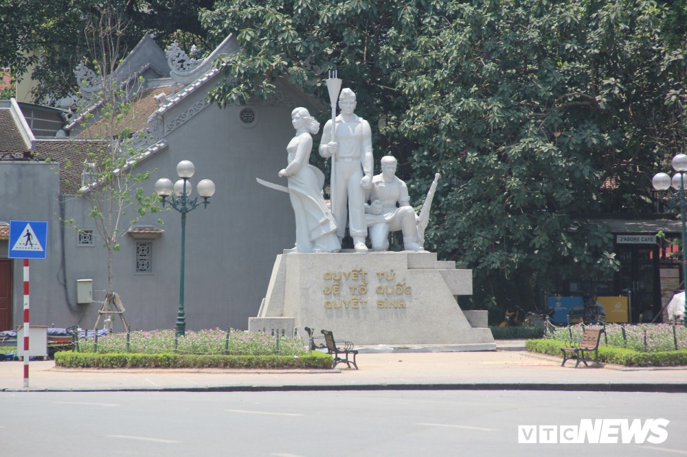 Hà Nội nắng như đổ lửa, phố đi bộ Hồ Gươm vắng tanh dịp cuối tuần - Ảnh 8. Hà Nội nắng như đổ lửa, phố đi bộ Hồ Gươm vắng tanh dịp cuối tuần - Ảnh 8.
