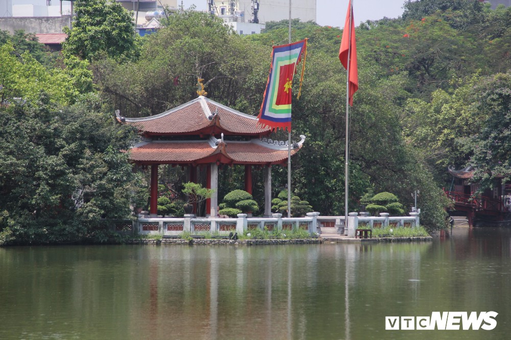 Hà Nội nắng như đổ lửa, phố đi bộ Hồ Gươm vắng tanh dịp cuối tuần - Ảnh 9. Hà Nội nắng như đổ lửa, phố đi bộ Hồ Gươm vắng tanh dịp cuối tuần - Ảnh 9.