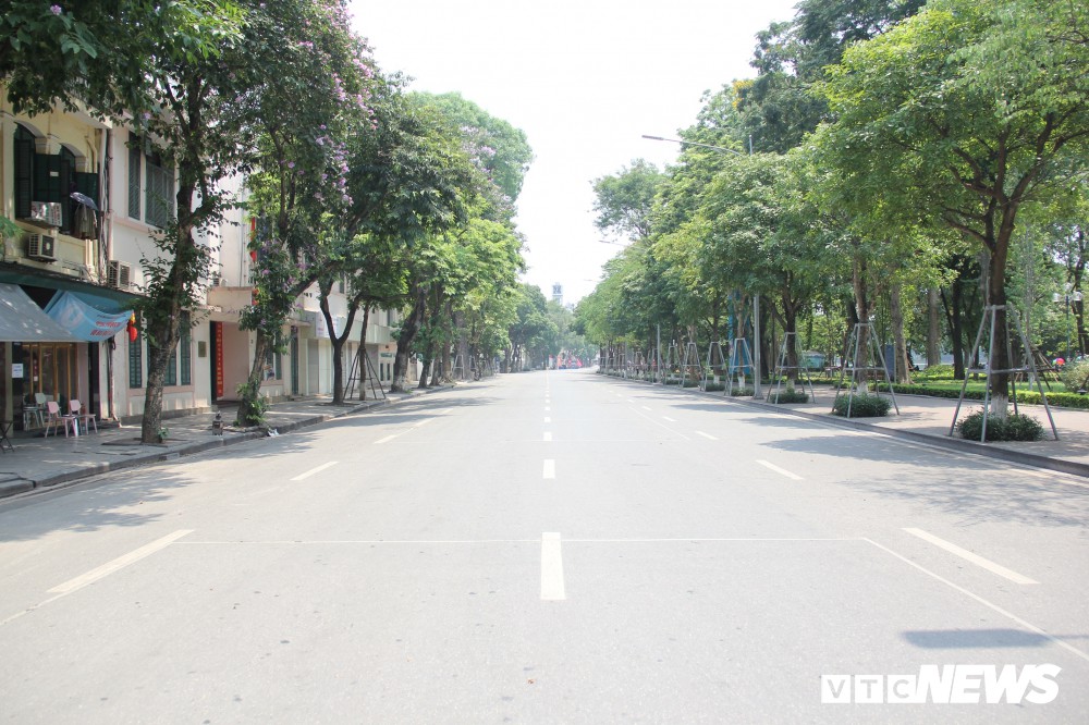 Hà Nội nắng như đổ lửa, phố đi bộ Hồ Gươm vắng tanh dịp cuối tuần - Ảnh 10. Hà Nội nắng như đổ lửa, phố đi bộ Hồ Gươm vắng tanh dịp cuối tuần - Ảnh 10.