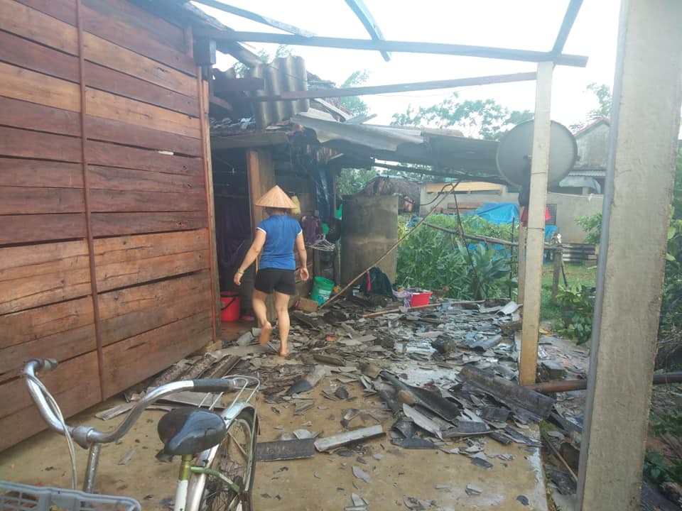 Mưa đá, gió lốc càn quét Nghệ An, Hà Tĩnh khiến nhiều nhà hư hỏng, cây đổ hàng loạt - Ảnh 4.