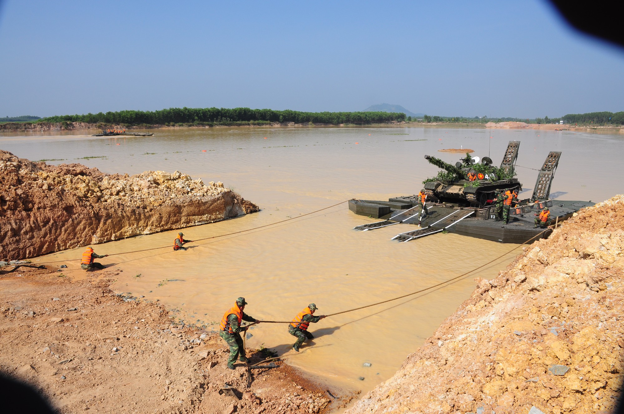 QĐND Việt Nam chở xe tăng qua sông bằng thuyền gỗ: Chuyện có một không hai trên TG - Ảnh 6. QĐND Việt Nam chở xe tăng qua sông bằng thuyền gỗ: Chuyện có một không hai trên TG - Ảnh 6.