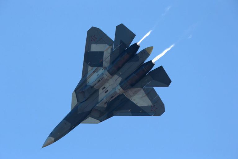 Chuyện bất thường gì đang xảy ra với siêu tiêm kích Su-57 của Nga? - Ảnh 1. Chuyện bất thường gì đang xảy ra với siêu tiêm kích Su-57 của Nga? - Ảnh 1.