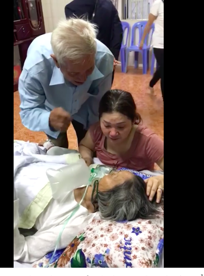 Giờ phút chia ly, cụ ông hôn lên má vợ: Sáu mươi mấy năm rồi, kiếp sau gặp lại nhau hen - Ảnh 1. Giờ phút chia ly, cụ ông hôn lên má vợ: Sáu mươi mấy năm rồi, kiếp sau gặp lại nhau hen - Ảnh 1.