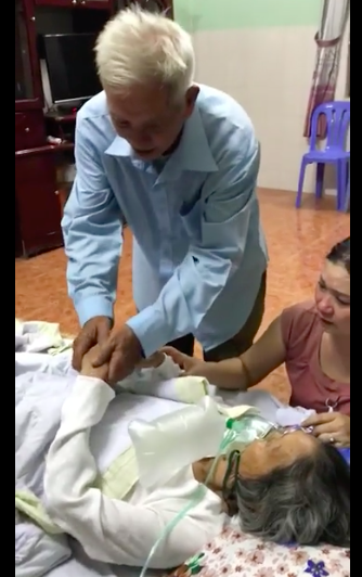 Giờ phút chia ly, cụ ông hôn lên má vợ: Sáu mươi mấy năm rồi, kiếp sau gặp lại nhau hen - Ảnh 2. Giờ phút chia ly, cụ ông hôn lên má vợ: Sáu mươi mấy năm rồi, kiếp sau gặp lại nhau hen - Ảnh 2.