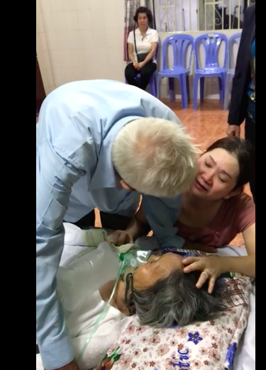 Giờ phút chia ly, cụ ông hôn lên má vợ: Sáu mươi mấy năm rồi, kiếp sau gặp lại nhau hen - Ảnh 3. Giờ phút chia ly, cụ ông hôn lên má vợ: Sáu mươi mấy năm rồi, kiếp sau gặp lại nhau hen - Ảnh 3.