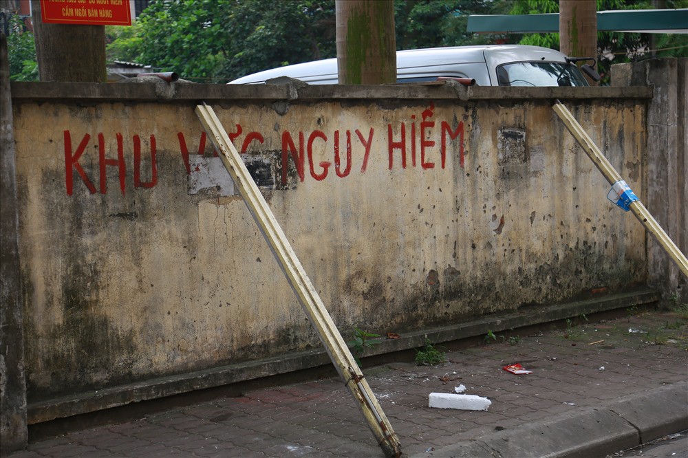 Vô tư mưu sinh dưới bức tường tử thần bất chấp nguy hiểm - Ảnh 12. Vô tư mưu sinh dưới bức tường tử thần bất chấp nguy hiểm - Ảnh 12.