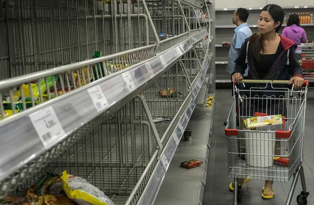 Nhân viên Auchan muốn khóc nhìn khách vừa mua, vừa ăn, vừa phá hàng hóa trong siêu thị - Ảnh 13.