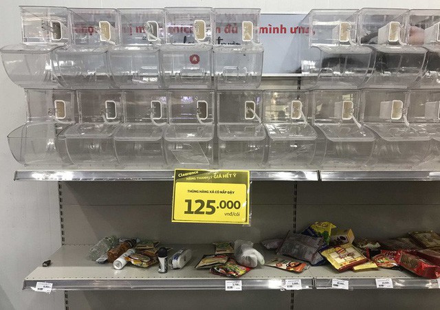 Nhân viên Auchan muốn khóc nhìn khách vừa mua, vừa ăn, vừa phá hàng hóa trong siêu thị - Ảnh 4.