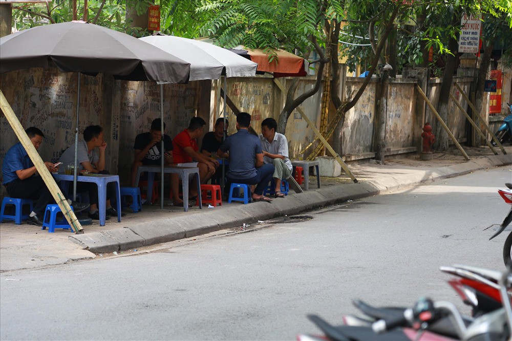 Vô tư mưu sinh dưới bức tường tử thần bất chấp nguy hiểm - Ảnh 4. Vô tư mưu sinh dưới bức tường tử thần bất chấp nguy hiểm - Ảnh 4.