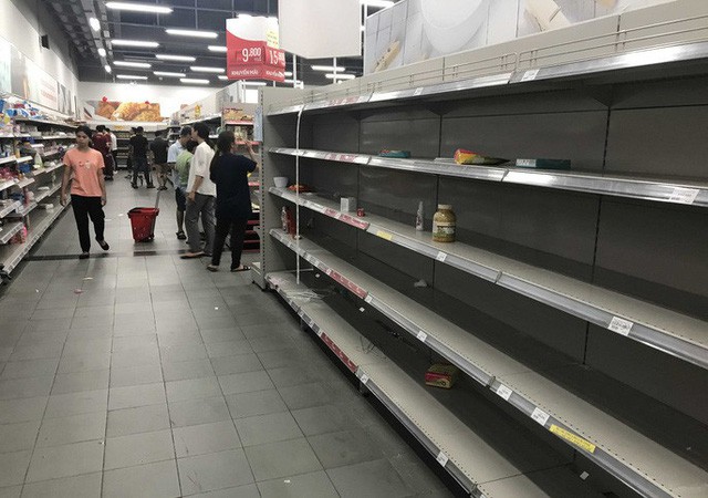 Nhân viên Auchan muốn khóc nhìn khách vừa mua, vừa ăn, vừa phá hàng hóa trong siêu thị - Ảnh 5.