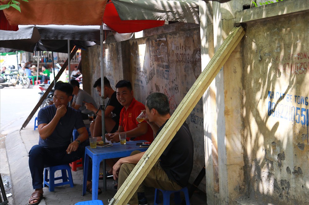 Vô tư mưu sinh dưới bức tường tử thần bất chấp nguy hiểm - Ảnh 5. Vô tư mưu sinh dưới bức tường tử thần bất chấp nguy hiểm - Ảnh 5.