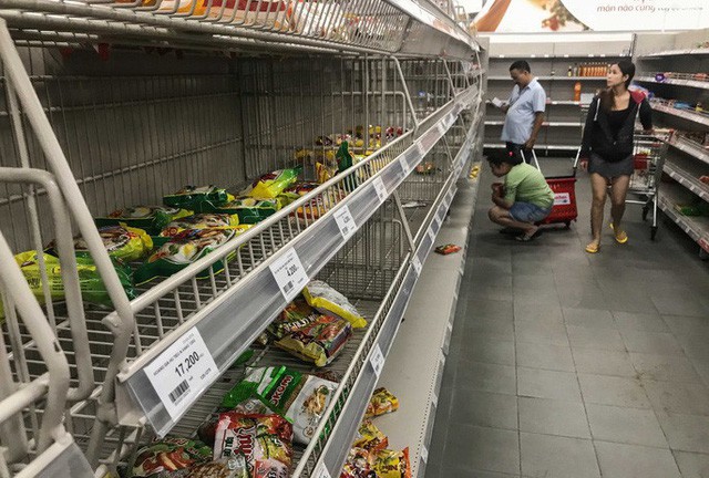 Nhân viên Auchan muốn khóc nhìn khách vừa mua, vừa ăn, vừa phá hàng hóa trong siêu thị - Ảnh 7.