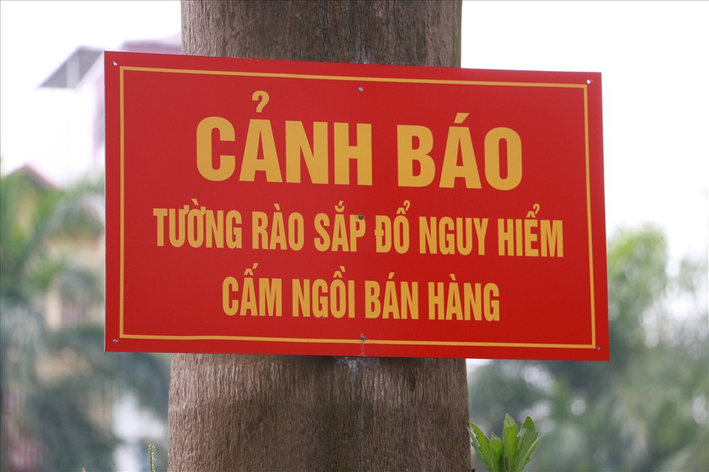 Vô tư mưu sinh dưới bức tường tử thần bất chấp nguy hiểm - Ảnh 7. Vô tư mưu sinh dưới bức tường tử thần bất chấp nguy hiểm - Ảnh 7.