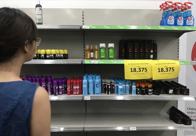 Nhân viên Auchan muốn khóc nhìn khách vừa mua, vừa ăn, vừa phá hàng hóa trong siêu thị - Ảnh 9.