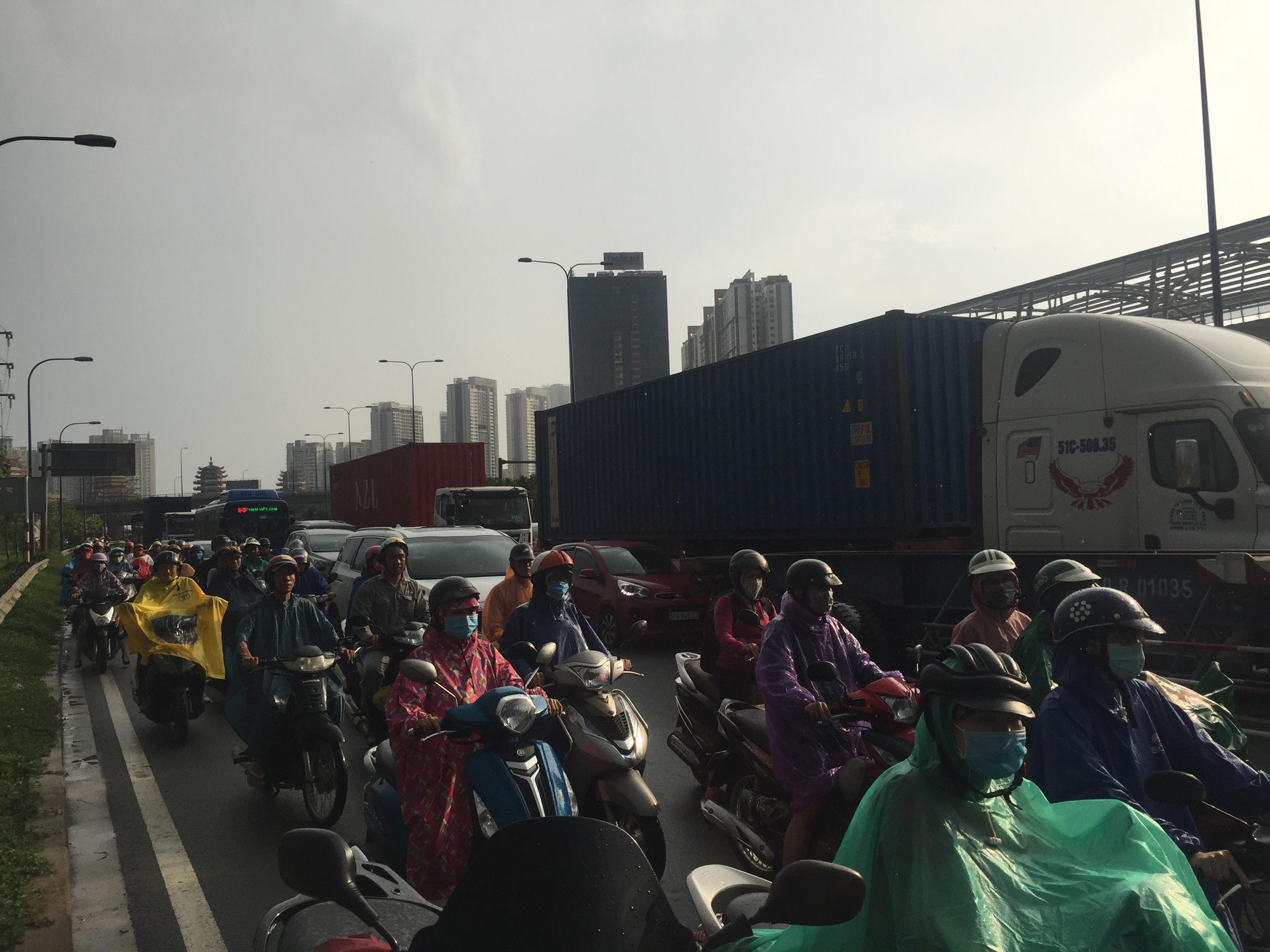 Người đàn ông quốc tịch Mỹ lao đầu vào xe container tự tử ở Sài Gòn - Ảnh 1. Người đàn ông quốc tịch Mỹ lao đầu vào xe container tự tử ở Sài Gòn - Ảnh 1.