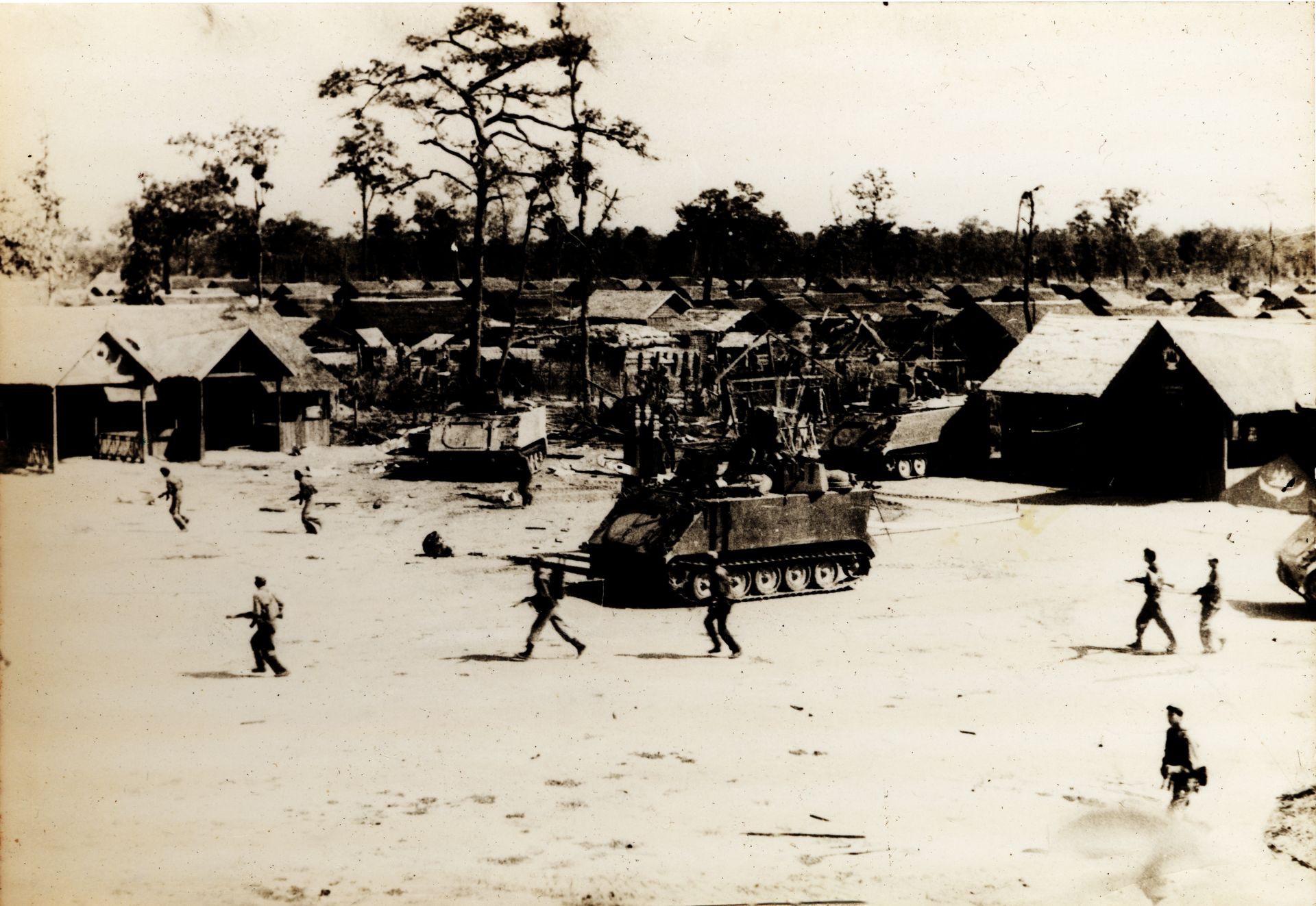 Lính tình nguyện Việt Nam thương vong lớn: 4 chiếc xe tăng T-54 đột ngột xuất hiện, lật ngược thế cờ - Ảnh 2. Lính tình nguyện Việt Nam thương vong lớn: 4 chiếc xe tăng T-54 đột ngột xuất hiện, lật ngược thế cờ - Ảnh 2.