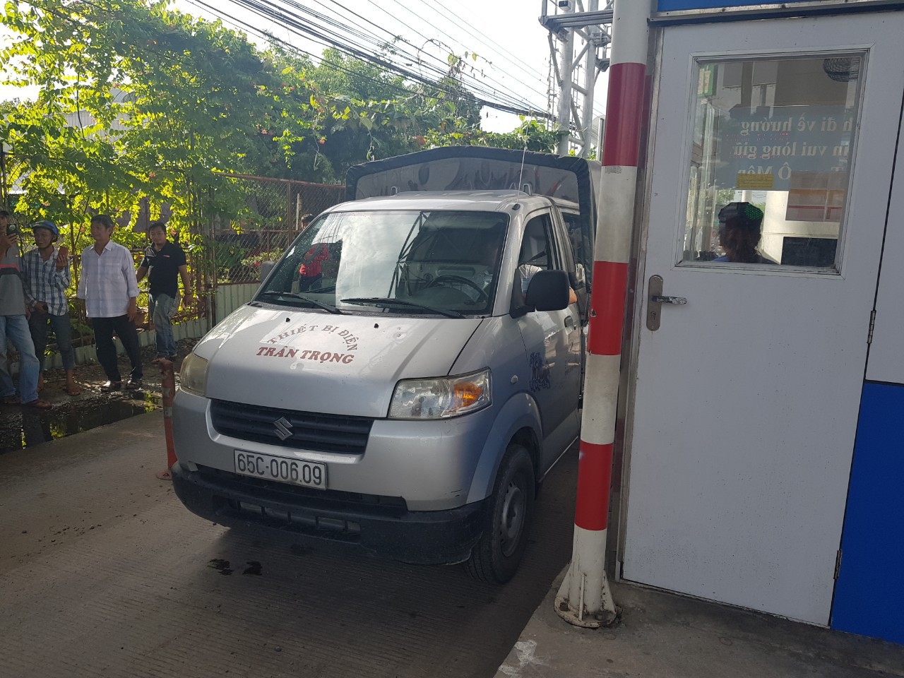 Trạm BOT T2 Cần Thơ liên tục thất thủ, tạm dừng thu phí để kiểm đếm phương tiện - Ảnh 1. Trạm BOT T2 Cần Thơ liên tục thất thủ, tạm dừng thu phí để kiểm đếm phương tiện - Ảnh 1.