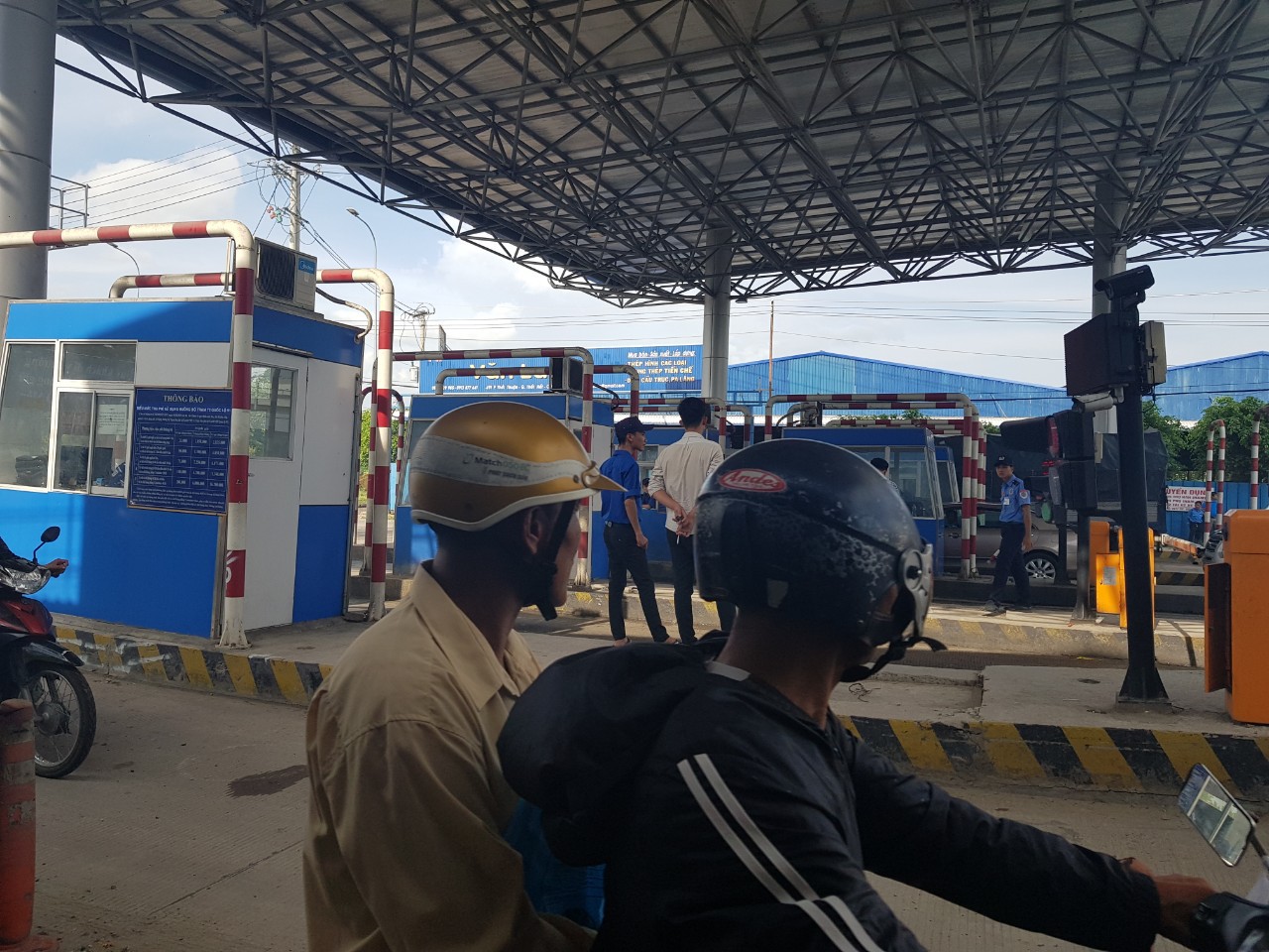 Trạm BOT T2 Cần Thơ liên tục thất thủ, tạm dừng thu phí để kiểm đếm phương tiện - Ảnh 2. Trạm BOT T2 Cần Thơ liên tục thất thủ, tạm dừng thu phí để kiểm đếm phương tiện - Ảnh 2.